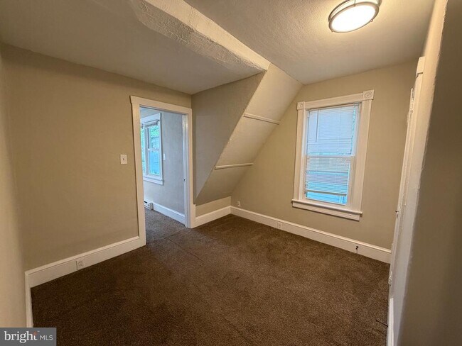 Building Photo - 572 Columbia Ave