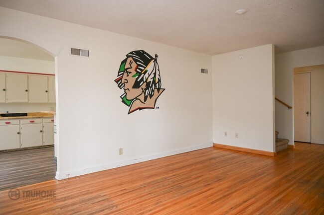 Building Photo - Large 6 Bedroom Home for Rent! Great Location on University!