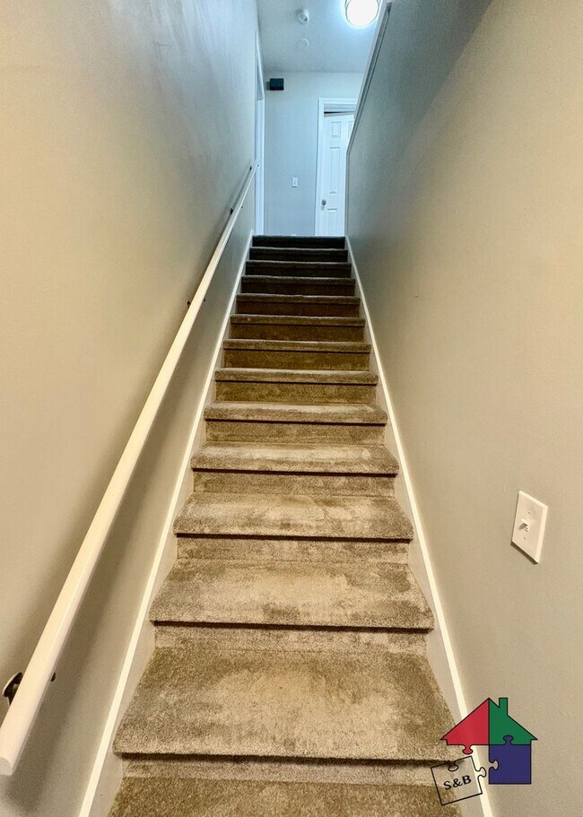 Building Photo - Modern 3 Bedroom 2.5 Bathroom Shelburne Apartment!