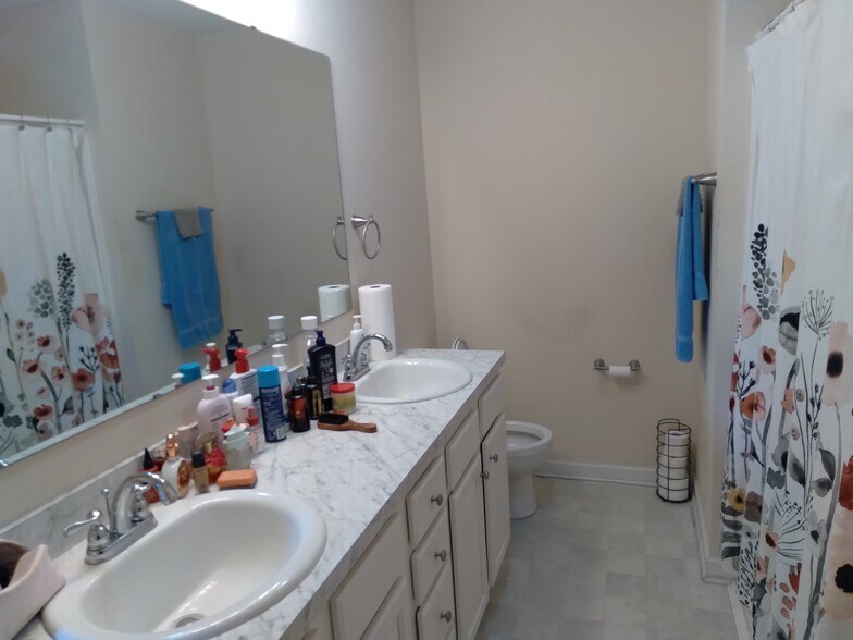 Main Bathroom - 109 Smith St