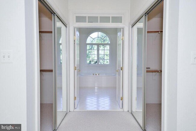 Building Photo - 855 Charwhit Ct