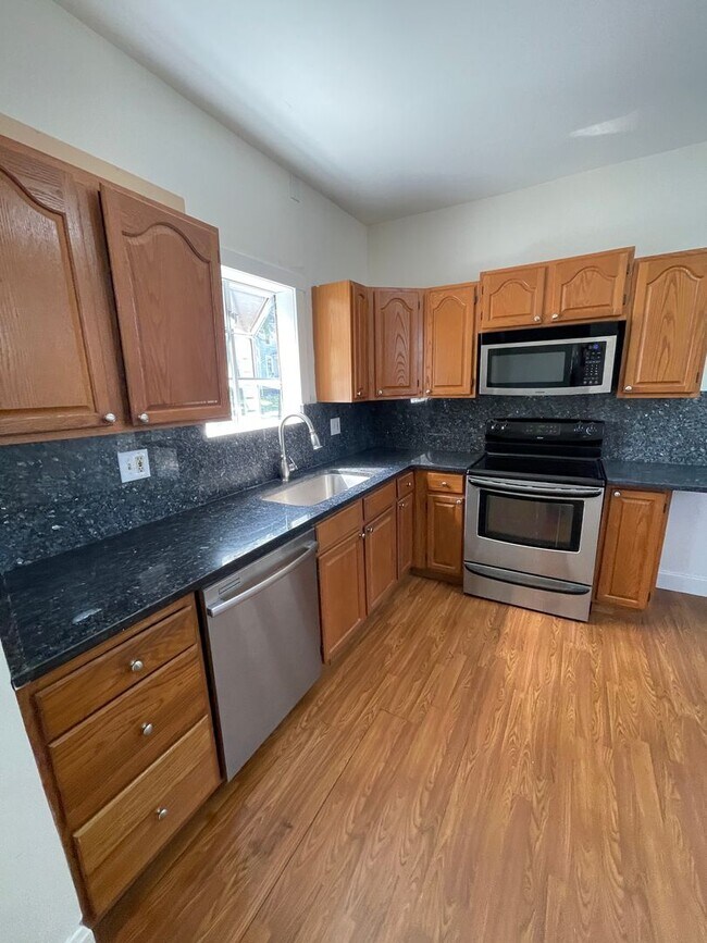 Building Photo - Spacious 3-Bedroom, 2-Bath Home – Great Lo...