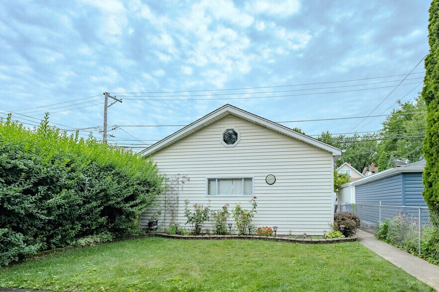Building Photo - 5250 N Lieb Ave