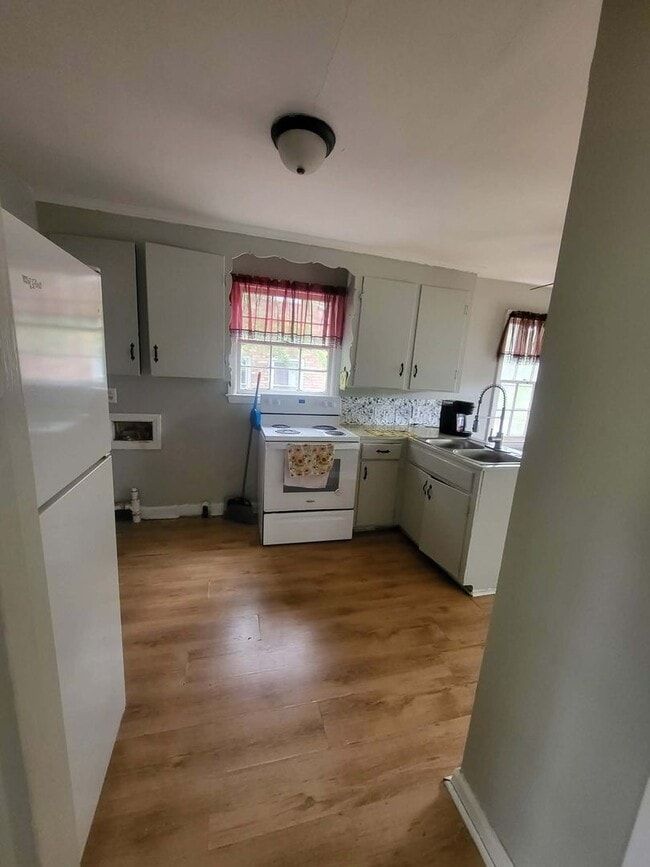 Building Photo - 3 Bedroom, 1 Bath house