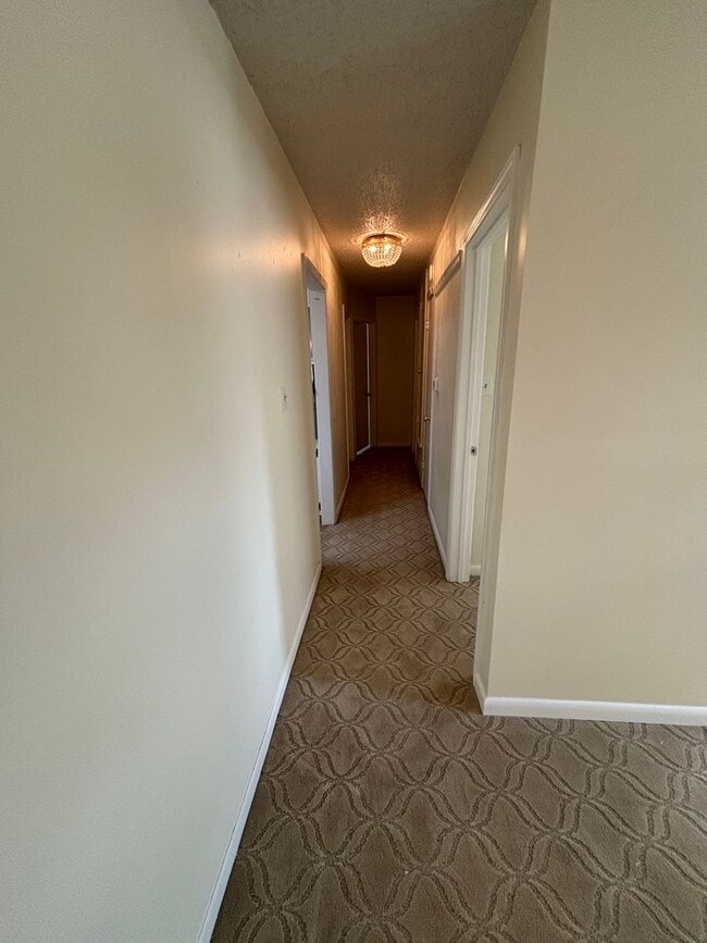 Building Photo - Central Bossier Beauty!