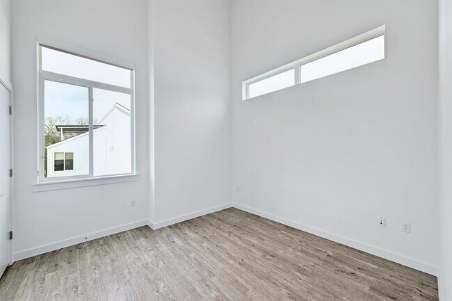Building Photo - 705 N Bluff Dr