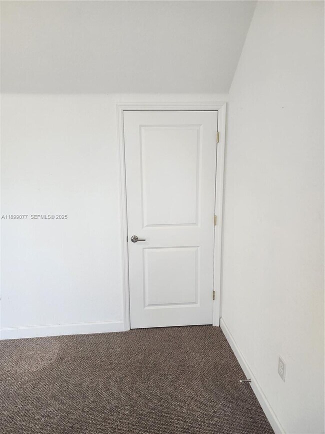 Building Photo - 452 NW 12th Pl