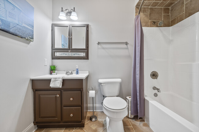 Clean and sanitized full bathroom - 3273 Dogwood St