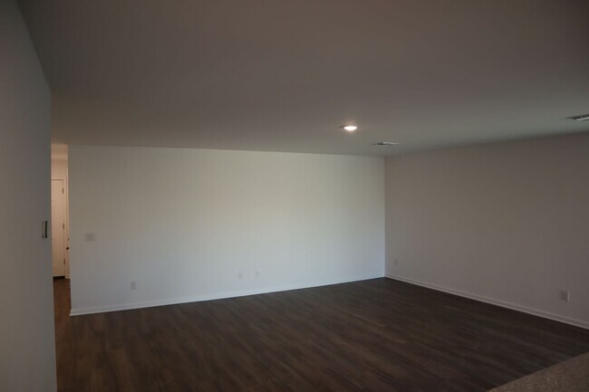 Building Photo - Great Home Great price!