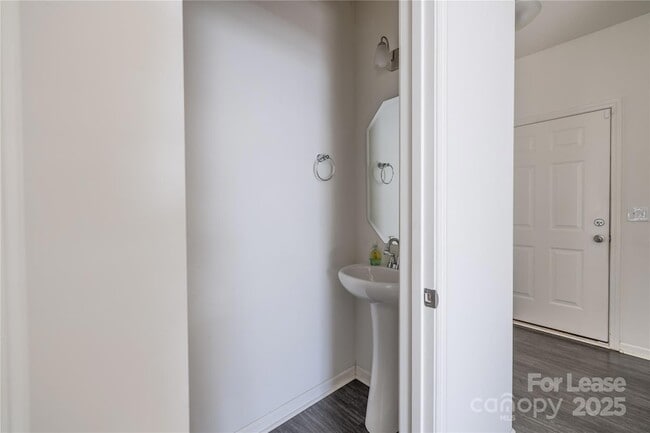 Building Photo - 710 Yorkshire Dr