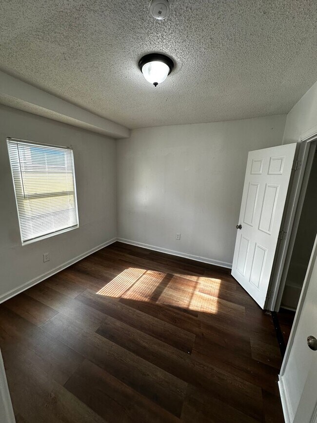 Building Photo - 3 bedroom 1 bath