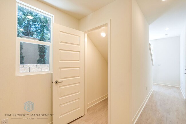 Building Photo - Brand New Built 3 Bed 2.5 Bath Flex Townhouse in Ontario!
