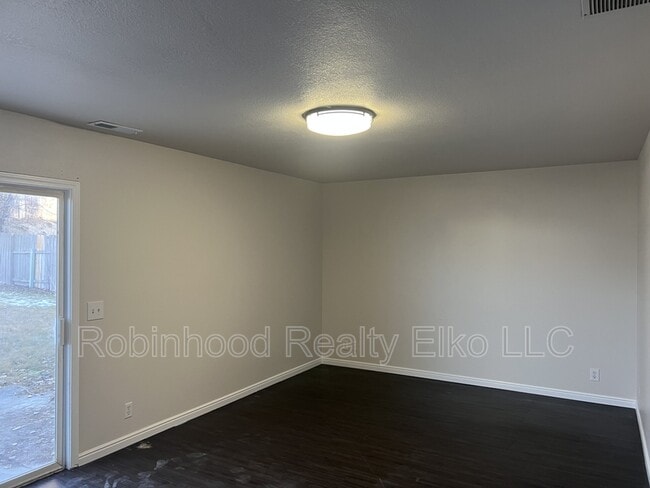 Building Photo - 1515 Glenmoor Dr