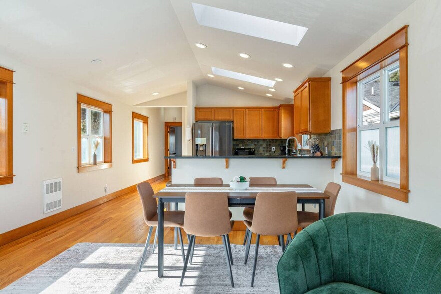 Building Photo - 3006 SW Hinds St