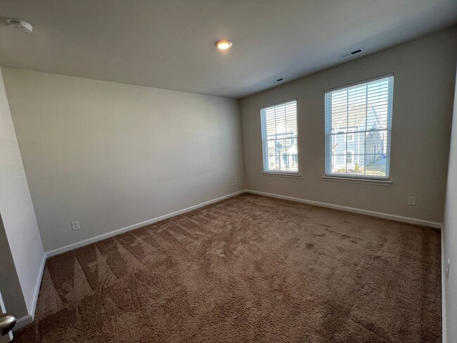 Building Photo - End unit townhome in the new Huntington Po...