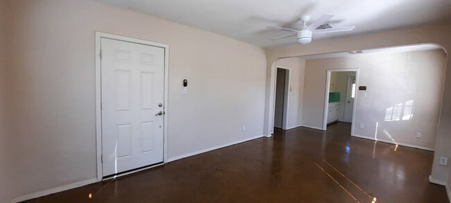 Building Photo - 366 E Weldon Ave