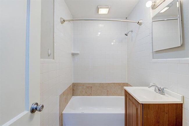 Building Photo - 5907 Nelwyn St