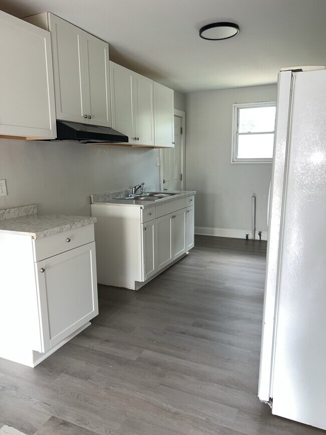 Building Photo - 2 Bedroom 1 Bathroom