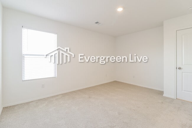 Building Photo - 32 10 Point Ln