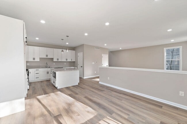 Building Photo - 447 Redwood Ave