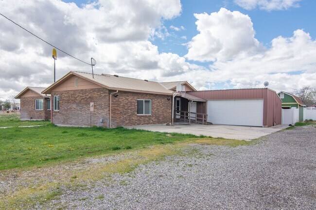 Building Photo - Spacious 3 Bed 2 Bath Brick Home with RV Parking, Shop Space & Large Yard in Tremonton!