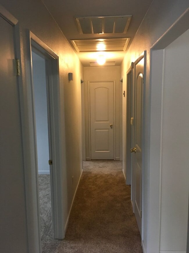 Building Photo - South Redding 3 Bedroom Home