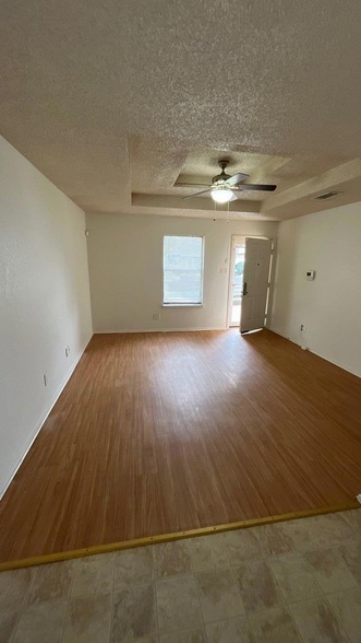 Building Photo - 121 San Saba Ave