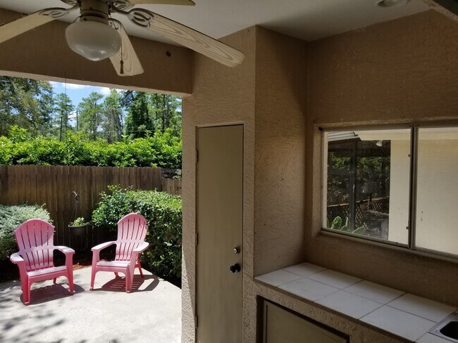 Building Photo - 2.2 w bonus room