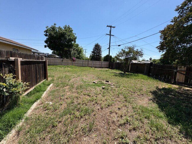 Building Photo - Cozy Home On Spacious Corner Lot Available Now in Dinuba CA!