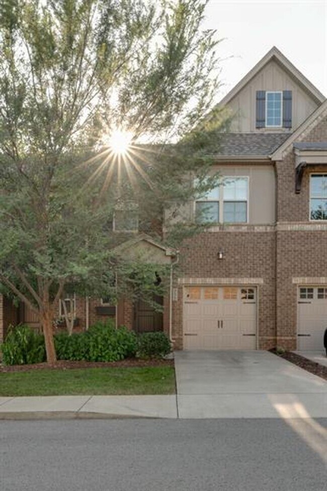 Building Photo - Hendersonville Townhouse - Great location!