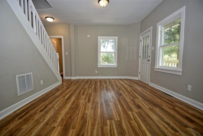 Building Photo - 20 E Eureka Dr