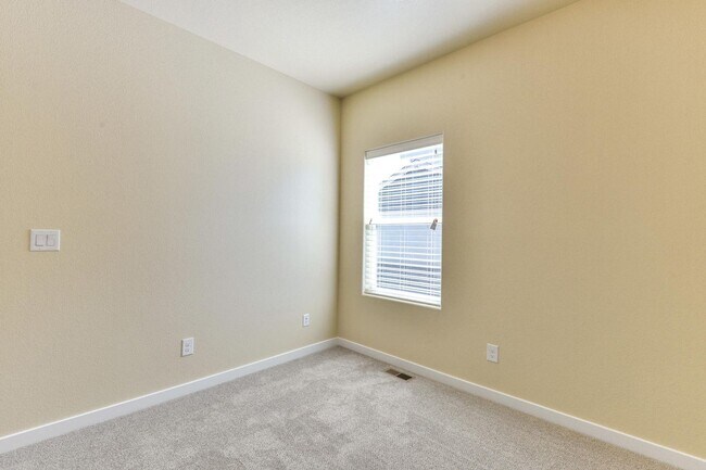 Building Photo - Beautiful 5 bed 3 bath home in the Pelican...