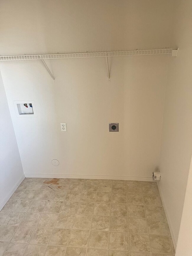 Building Photo - 3 bedroom 2 bath Home in Merced