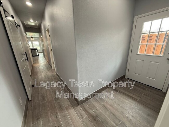 Building Photo - 910 Fuller Ave