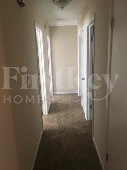 Building Photo - 410 S Villa Ave