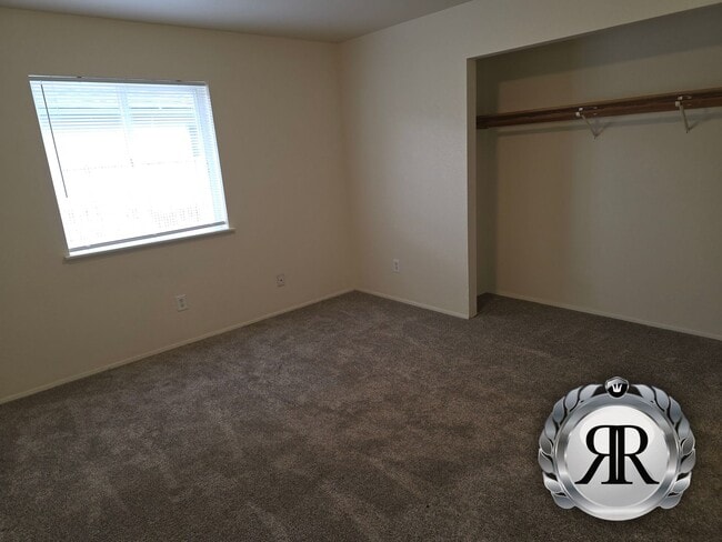 Building Photo - 2 bedroom, 1 bath, 1 Car Garage