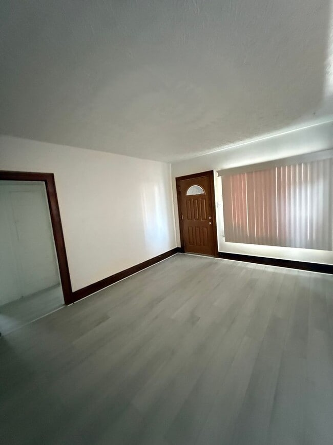 Building Photo - SECTION 8 AND EDEN ACCEPTED! Charming 2-Bedroom Home in the Heart of Akron!!