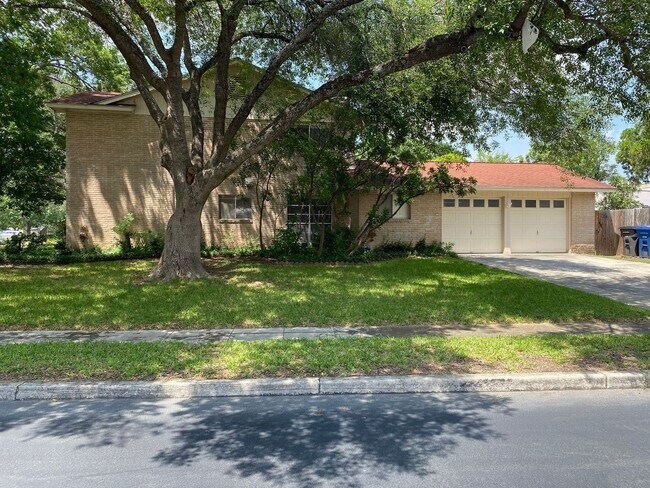 Building Photo - 4 Bedroom Home with Pool!