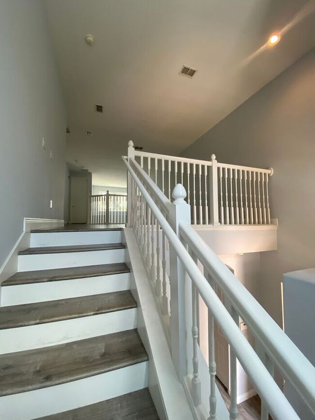 Building Photo - 3bed/2.5bath Townhome for Rent in Beautifu...