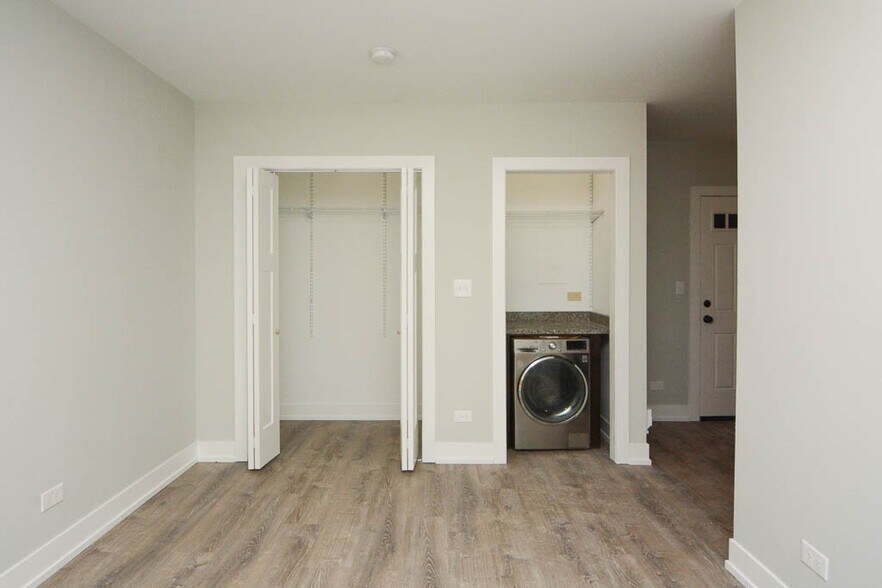 Building Photo - 533 W Belden Ave