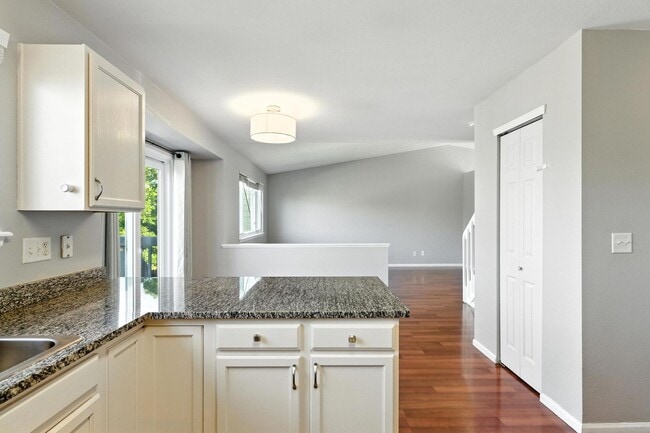 Building Photo - Beautiful, Well-Maintained 4 Bed/4 Bath Ho...