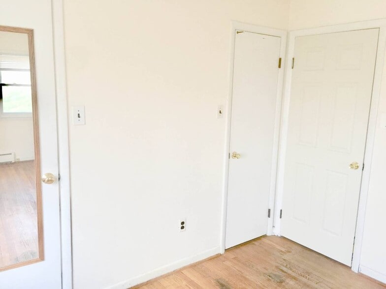 Building Photo - 4433 Village Dr