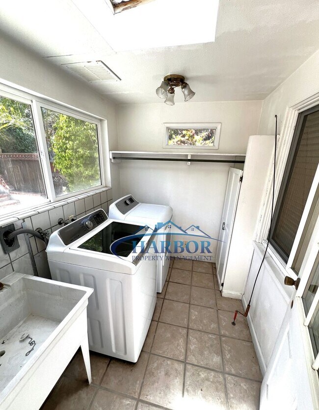 Building Photo - Charming 3 Bedroom 2 Bathroom