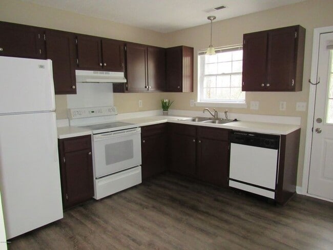 Building Photo - 2 BR 2 BA Duplex