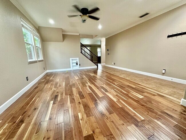 Building Photo - Must See This Beautiful 4 Bedroom 3 Bathro...