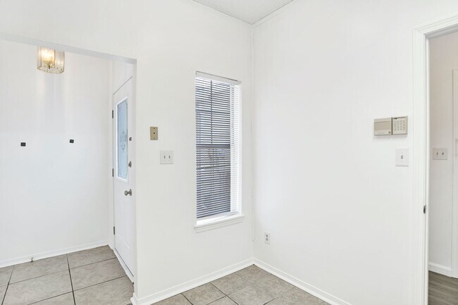 Building Photo - 601 E Burgess Rd