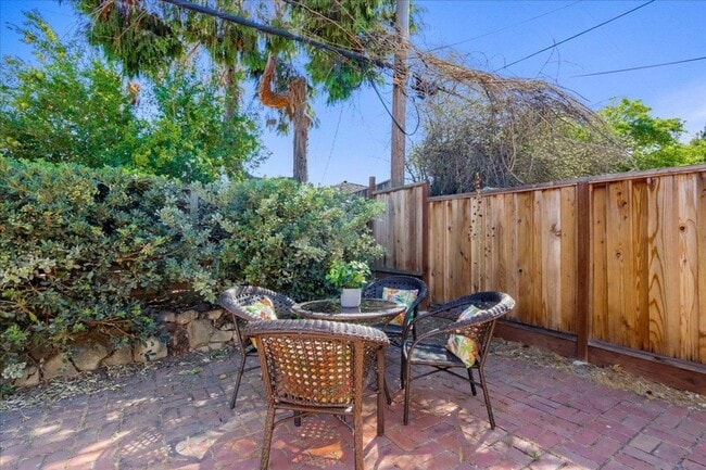 Building Photo - 4 Bedroom Home in Strawberry Park Stunner