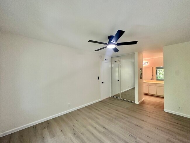 Building Photo - Indulge in coastal living in this beautiful 2bd 1ba Condo located in La Jolla area close to UCSD!