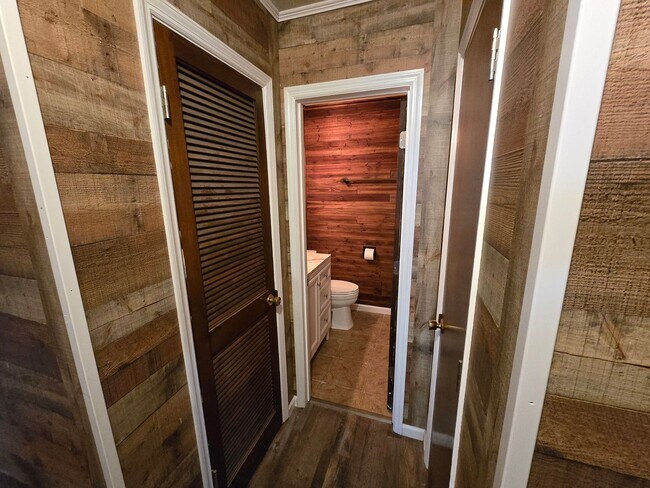 Building Photo - Charming Cottage Living in a Convenient Location