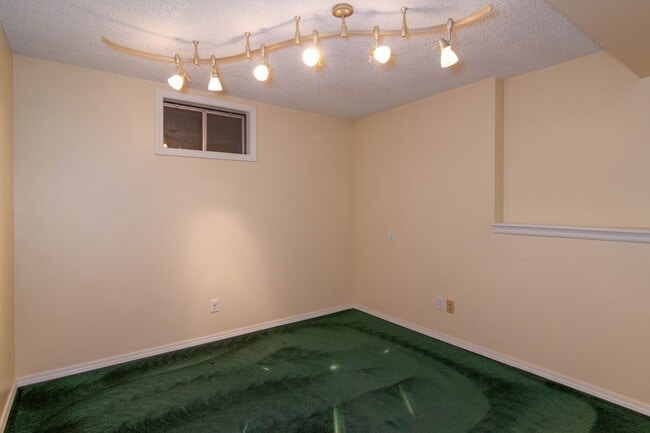 Building Photo - 4 Bed 3 Bath North Side Home nearly 2400 s...